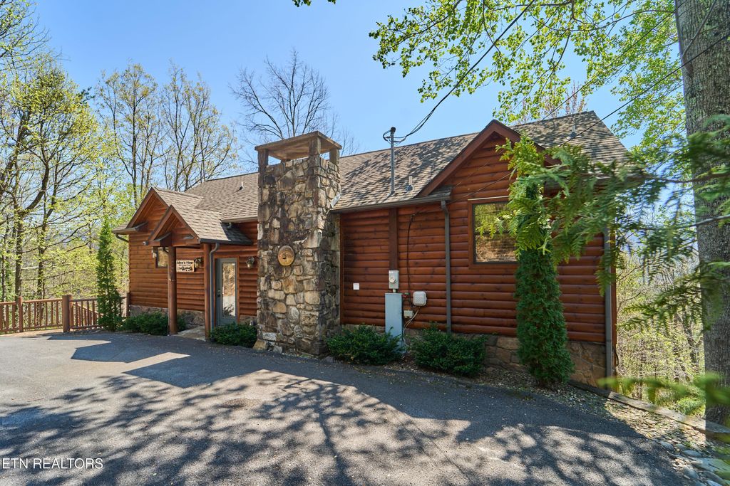 Photo of 922 Scenic Tr, Gatlinburg, TN 37738 (MLS # 1340089)
