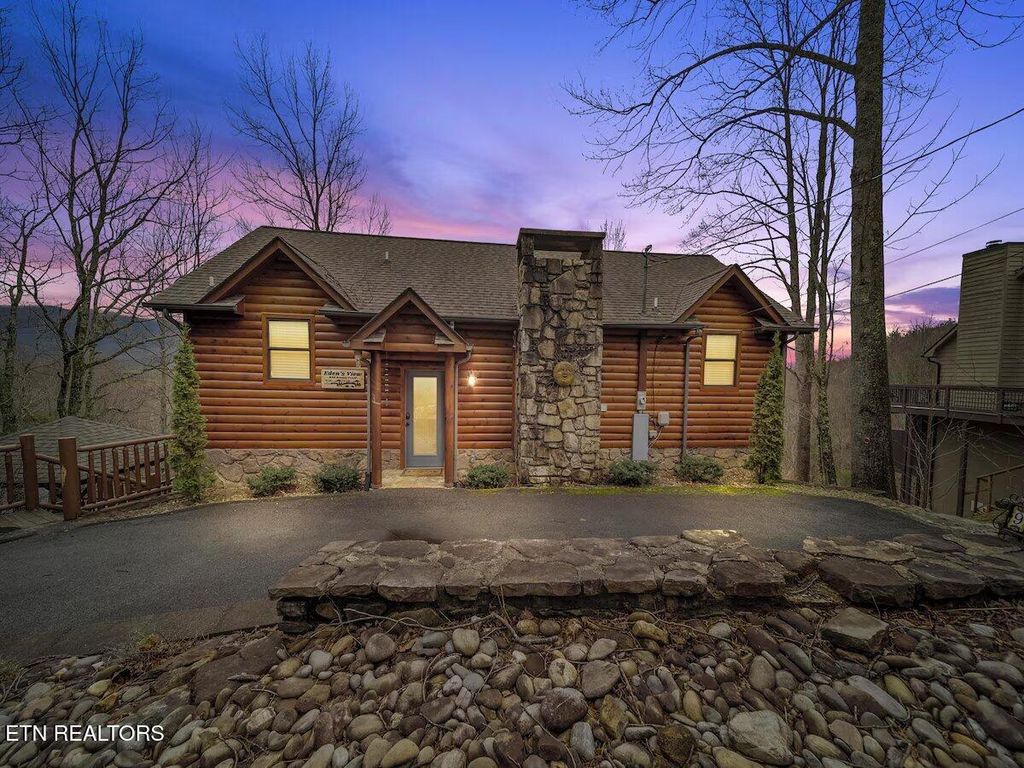 Photo of 922 Scenic Tr, Gatlinburg, TN 37738 (MLS # 1340089)