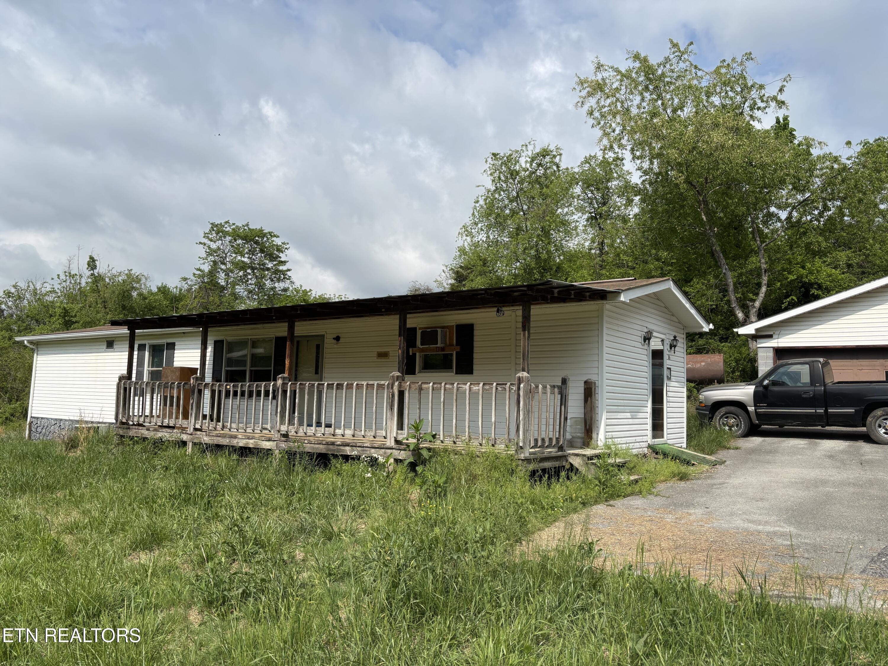 595 Cross Rd