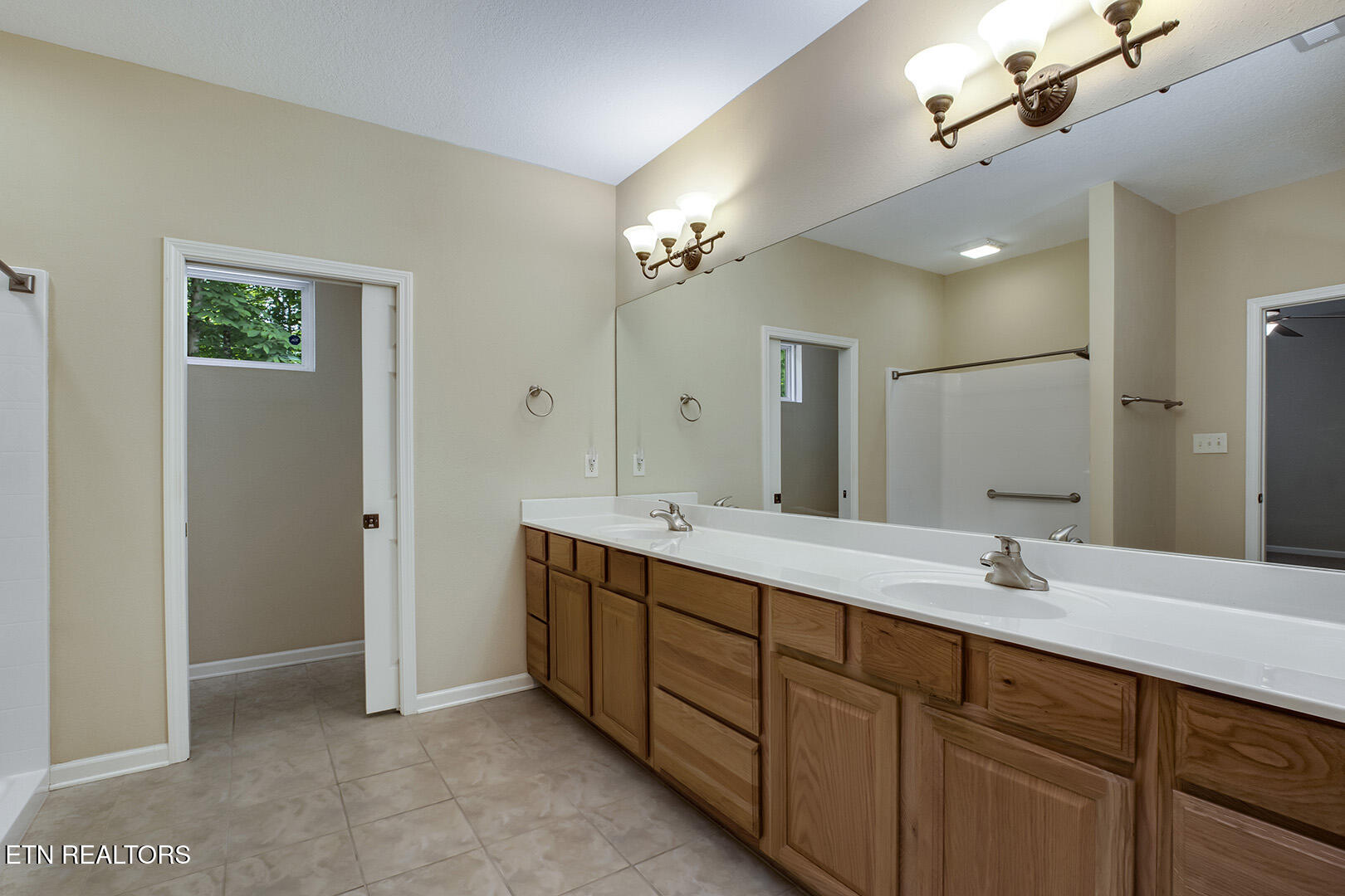 Loudon, Tennessee 37774, United States, 3 Bedrooms Bedrooms, ,3 BathroomsBathrooms,Residential,Active,41123