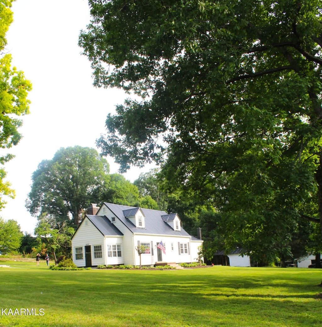 Photo of 401 Forrest Ave, Tazewell, TN 37879 (MLS # 1232124)