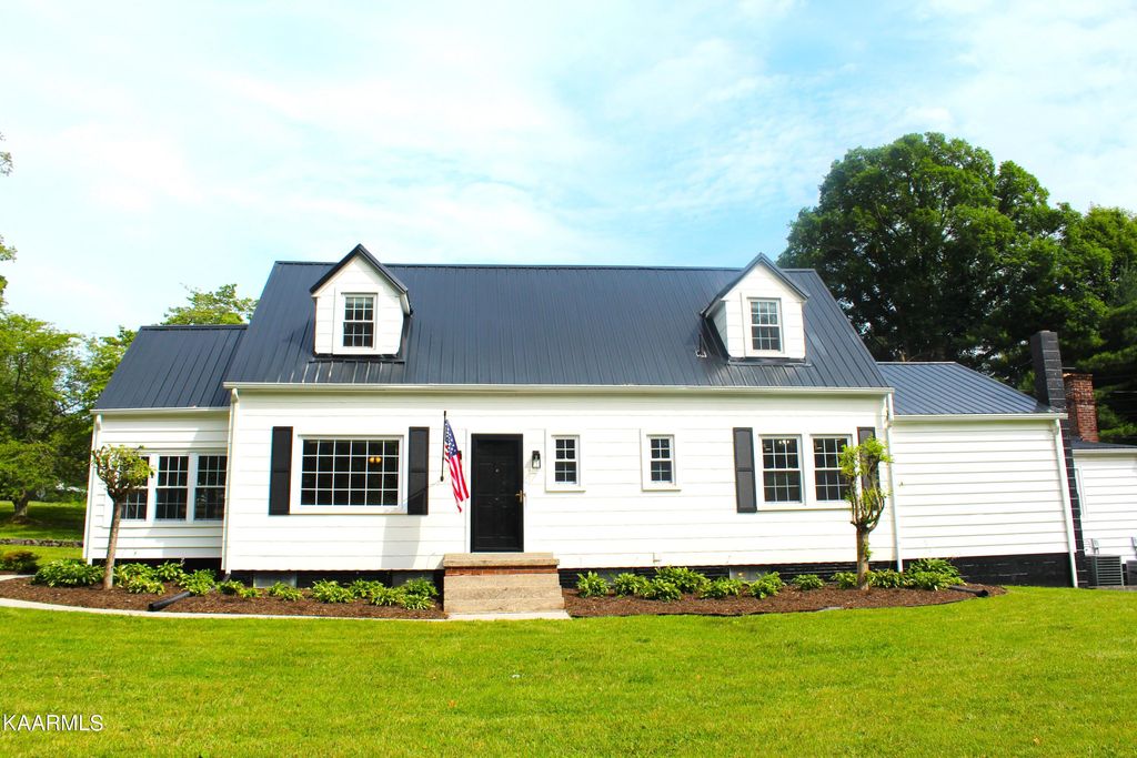 Photo of 401 Forrest Ave, Tazewell, TN 37879 (MLS # 1232124)