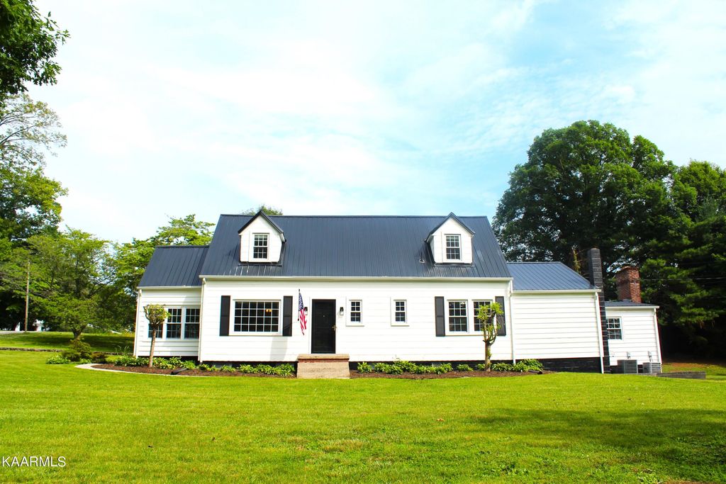 Photo of 401 Forrest Ave, Tazewell, TN 37879 (MLS # 1232124)