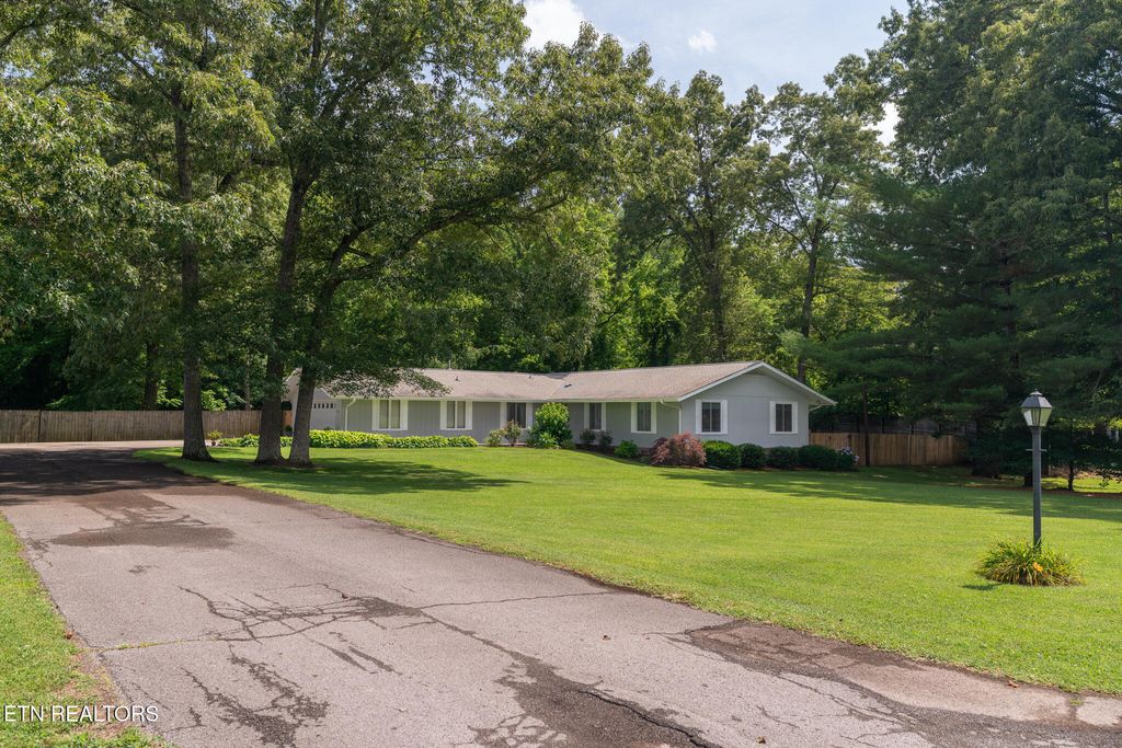 Photo of 332 Crossfield Drive, Knoxville, TN 37920 (MLS # 1345510)