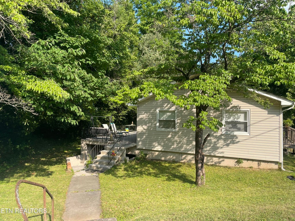 Photo of 105 E Passmore Lane, Oak Ridge, TN 37830 (MLS # 1344482)