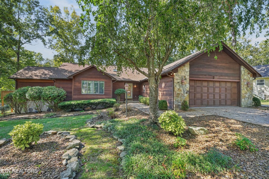 Photo of 22 Lakeside Circle, Crossville, TN 38558 (MLS # 1358856)