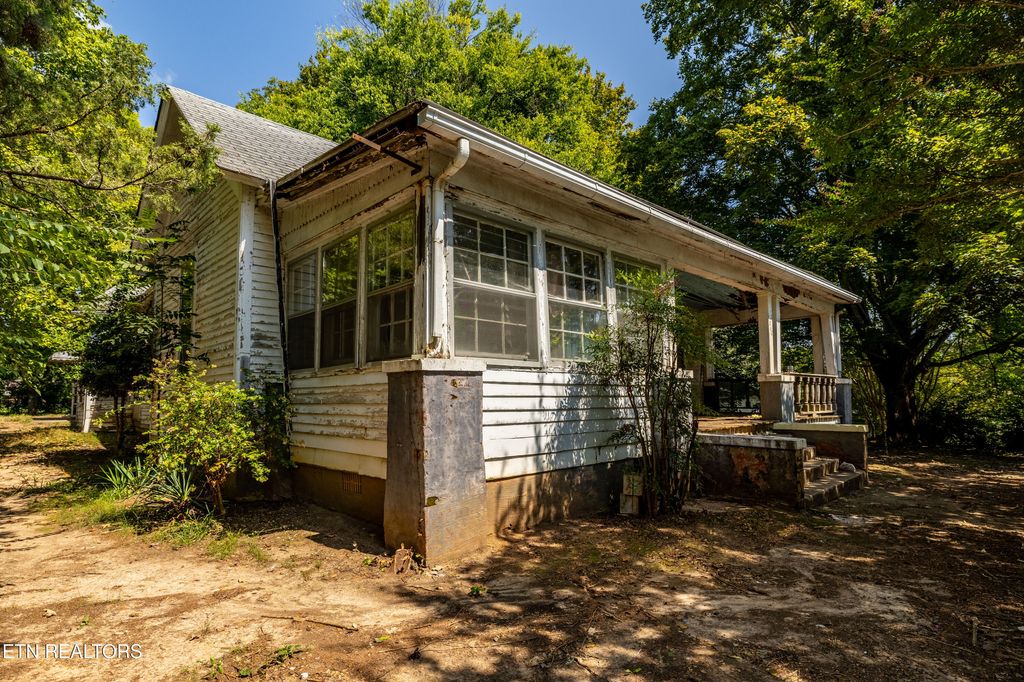Photo of 1006 Monroe St, Sweetwater, TN 37874 (MLS # 1315844)