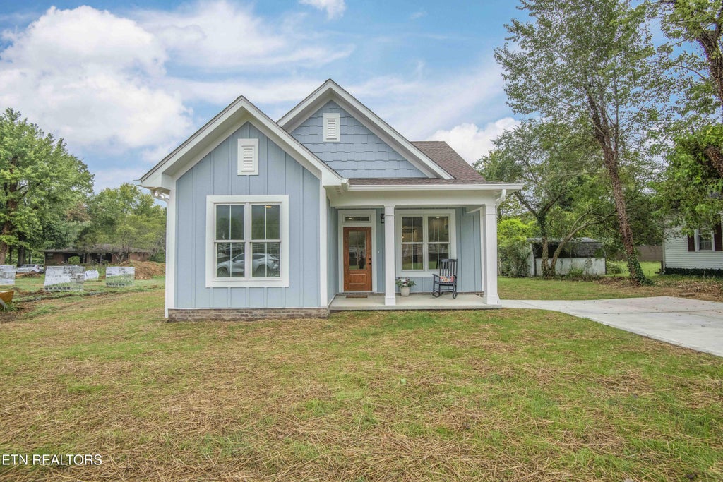 Photo of 416 Kingston Ave, Oliver Springs, TN 37840 (MLS # 1355390)