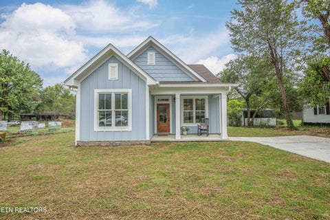 Photo of 416 Kingston Ave, Oliver Springs, TN 37840 (MLS # 1355390)