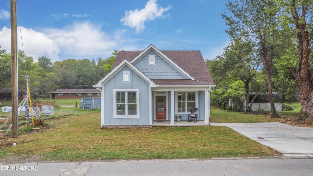 Photo of 416 Kingston Ave, Oliver Springs, TN 37840 (MLS # 1355390)