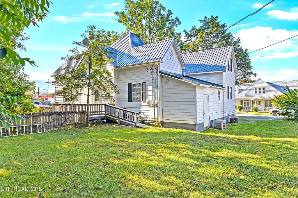 Photo of 430 Ohio Ave, Etowah, TN 37331 (MLS # 1316100)