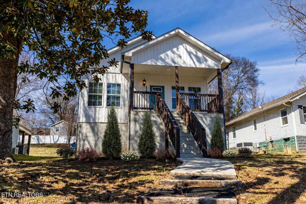 Photo of 619 NE Midlake Drive, Knoxville, TN 37918 (MLS # 1350779)