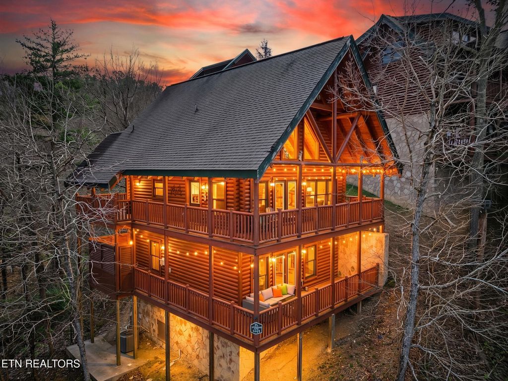 Photo of 1723 Summit View Way, Sevierville, TN 37862 (MLS # 1333534)