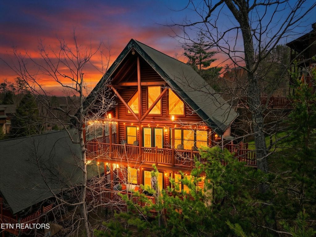 Photo of 1723 Summit View Way, Sevierville, TN 37862 (MLS # 1333534)