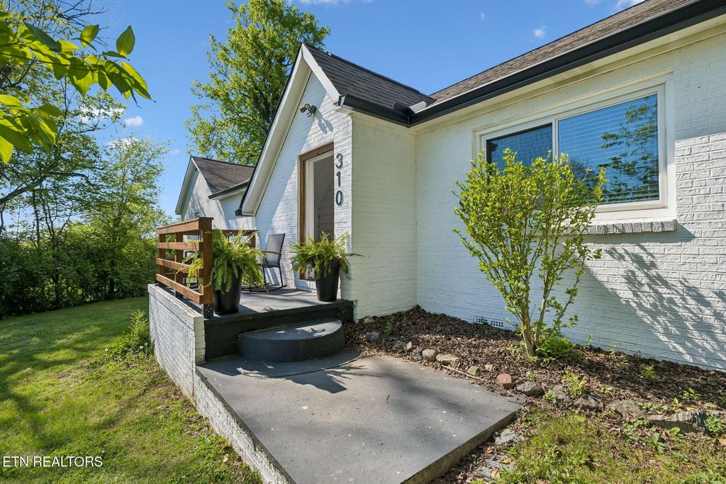 Photo of 310 Waller St, Lenoir City, TN 37771 (MLS # 1336371)