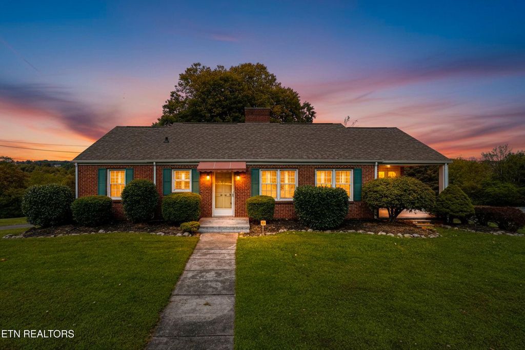 Photo of 1267 Lakeview Drive, Dandridge, TN 37725 (MLS # 1320048)