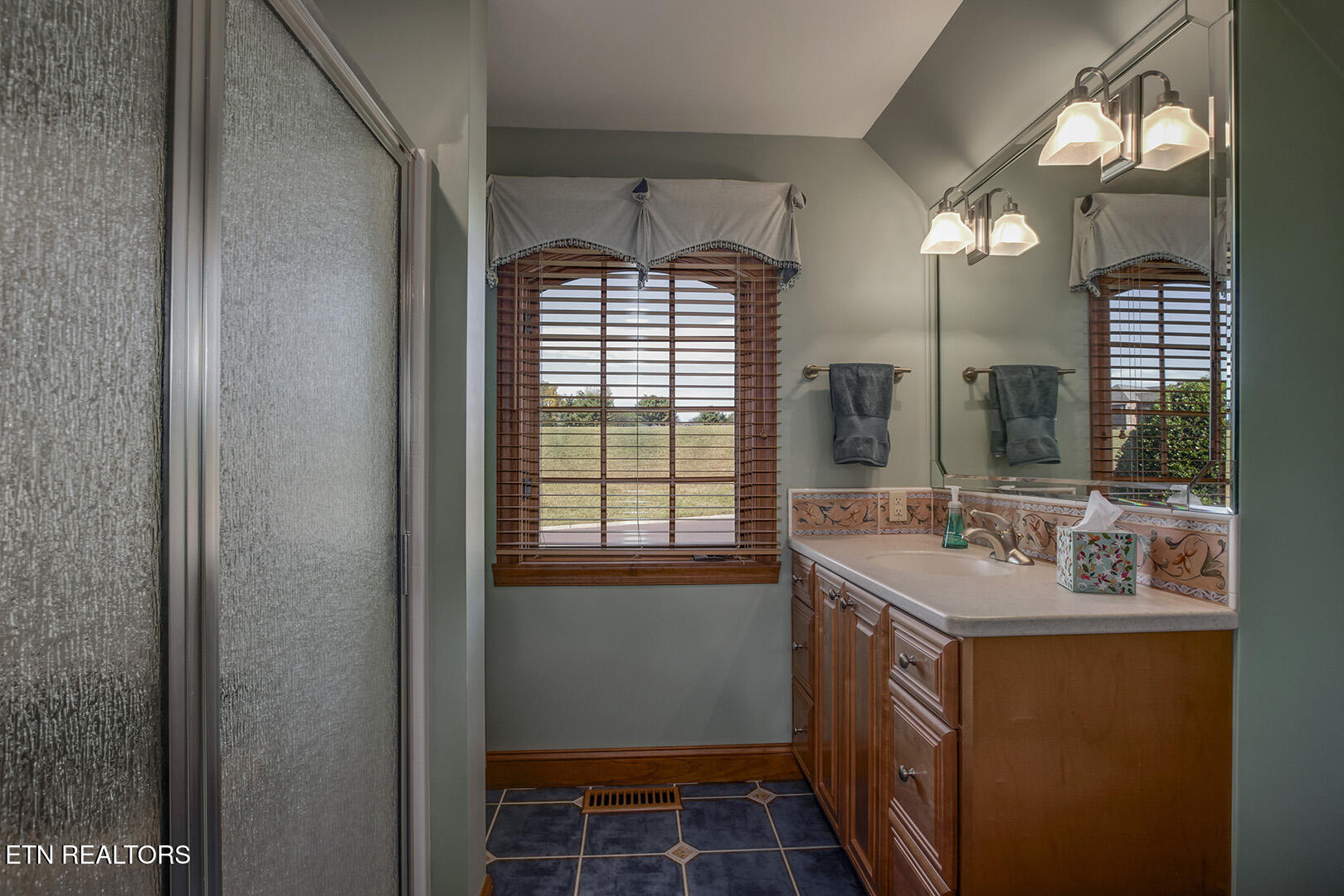 Vonore, Tennessee, 37885, United States, 5 Bedrooms Bedrooms, ,5 BathroomsBathrooms,Residential,Active,1973331