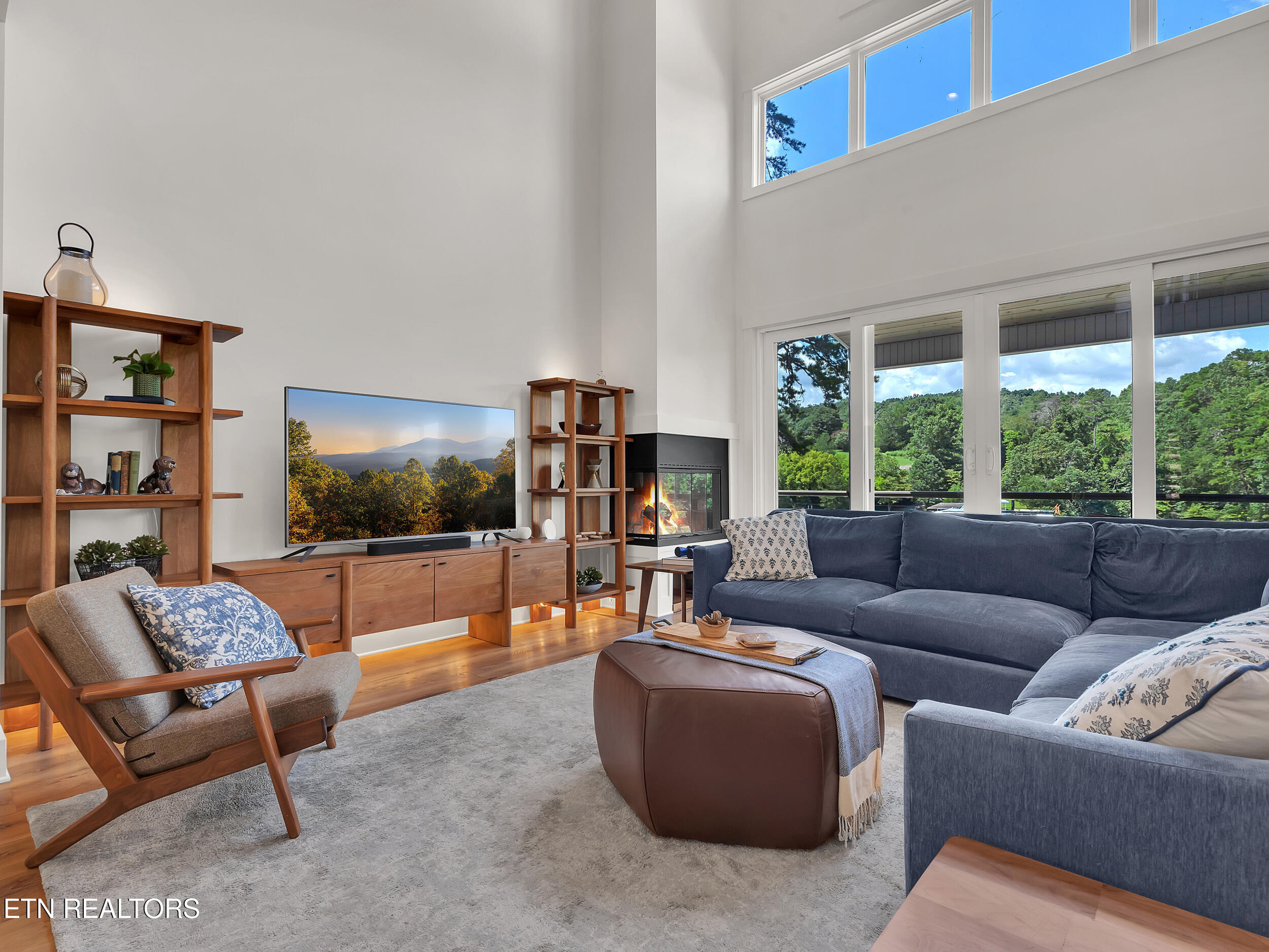 3552 Lakeland Drive