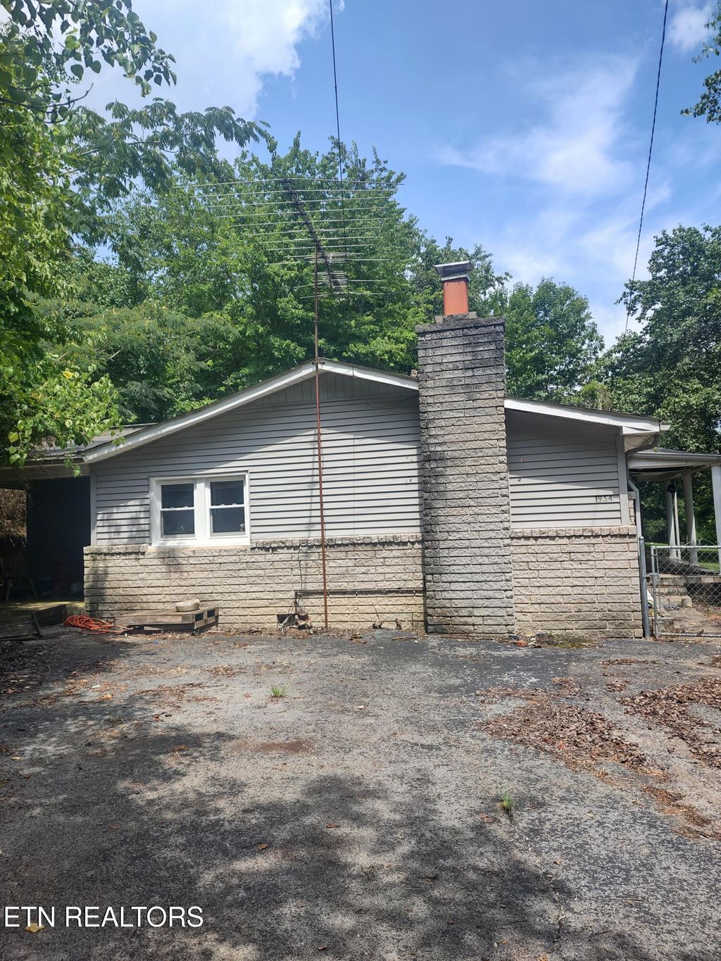 Photo of 1954 Bluff Rd, Harriman, TN 37748 (MLS # 1309192)