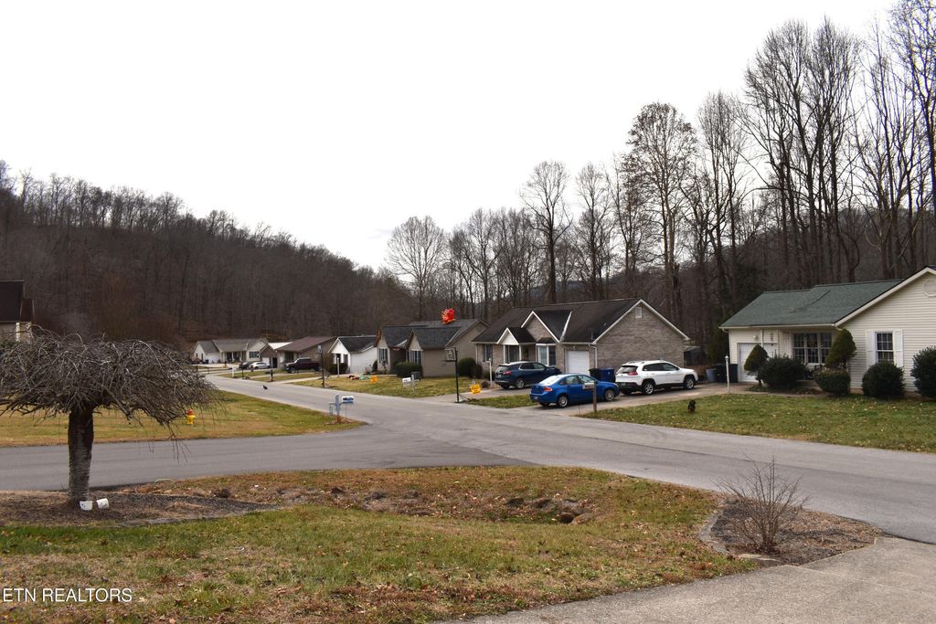 Photo of 314 Picadilly Court, Middlesboro, KY 40965 (MLS # 1324603)