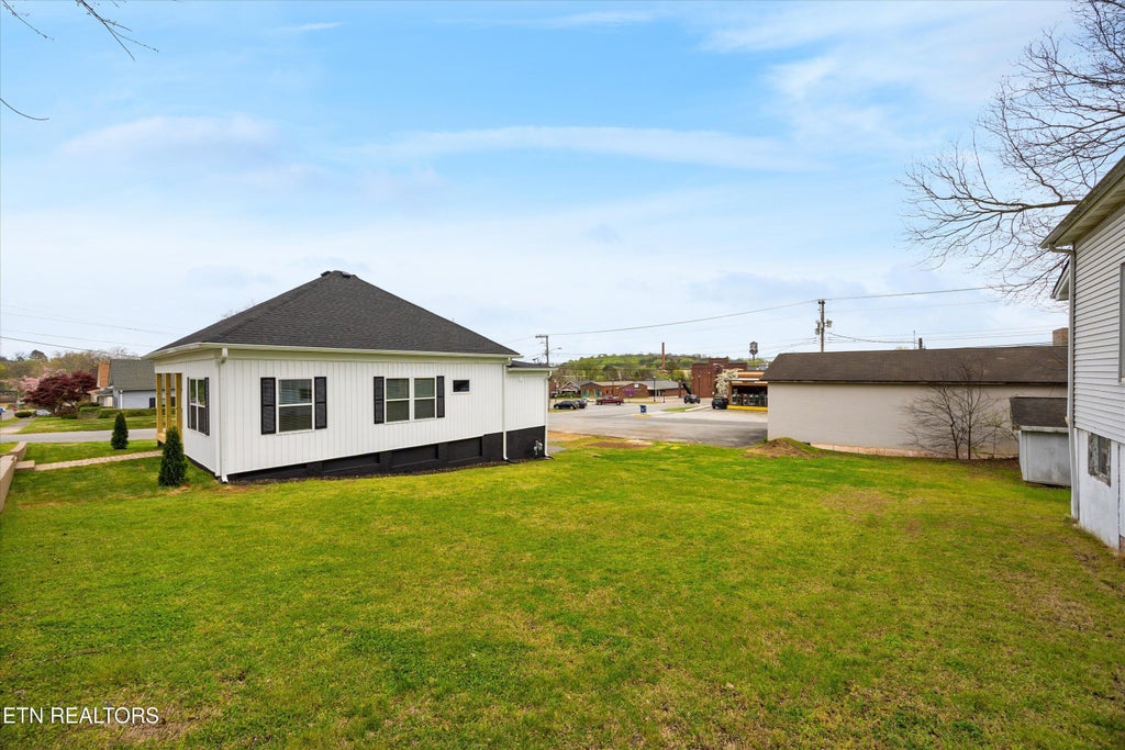 Photo of 208 E 1st Ave, Lenoir City, TN 37771 (MLS # 1345081)