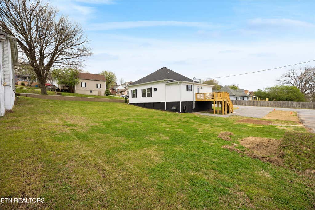 Photo of 208 E 1st Ave, Lenoir City, TN 37771 (MLS # 1345081)