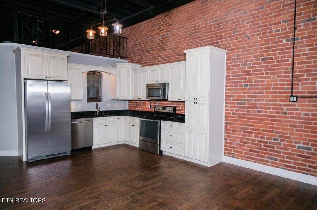 115 E Harper Ave