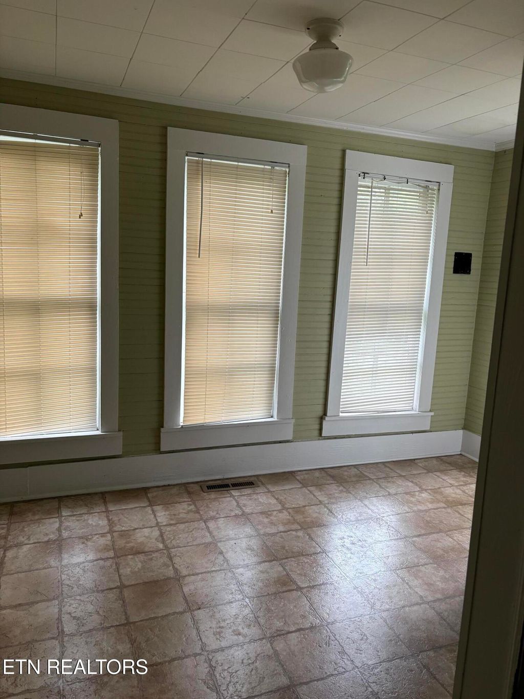 Photo of 412 W Race St, Kingston, TN 37763 (MLS # 1302567)