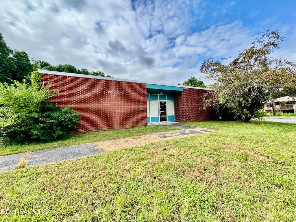 Photo of 325 Fairchild St, Harriman, TN 37748 (MLS # 1352460)
