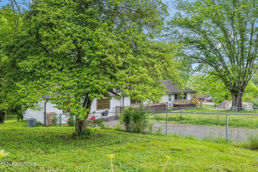 Photo of 138 Lilac Drive, LaFollette, TN 37766 (MLS # 1301184)