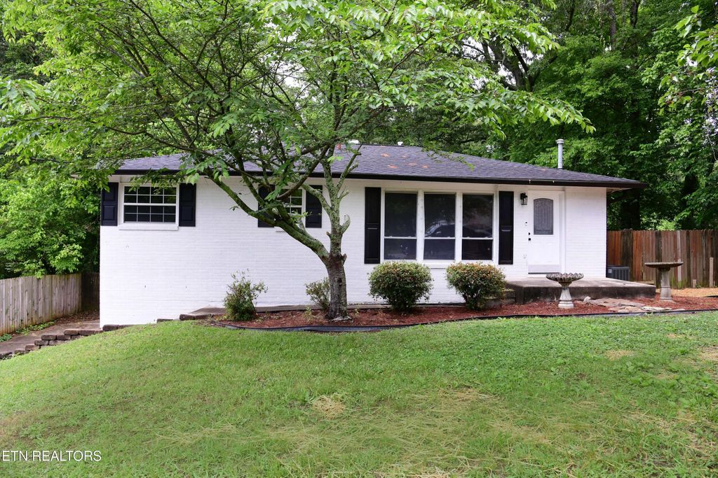 Photo of 102 Henderson Lane, Oak Ridge, TN 37830 (MLS # 1340062)