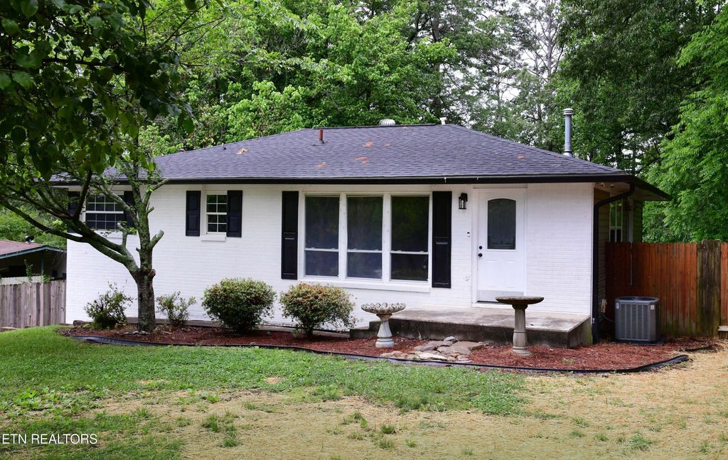 Photo of 102 Henderson Lane, Oak Ridge, TN 37830 (MLS # 1340062)