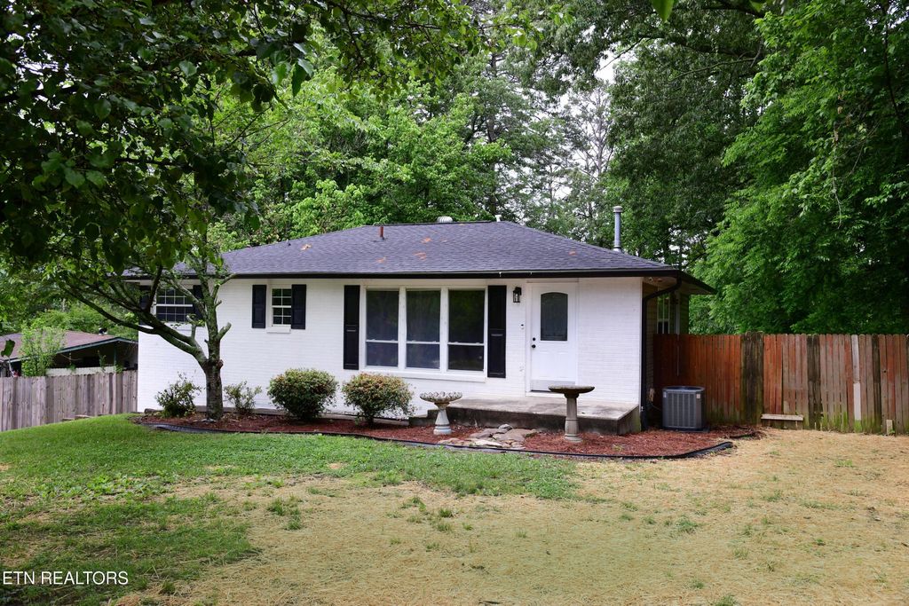 Photo of 102 Henderson Lane, Oak Ridge, TN 37830 (MLS # 1340062)
