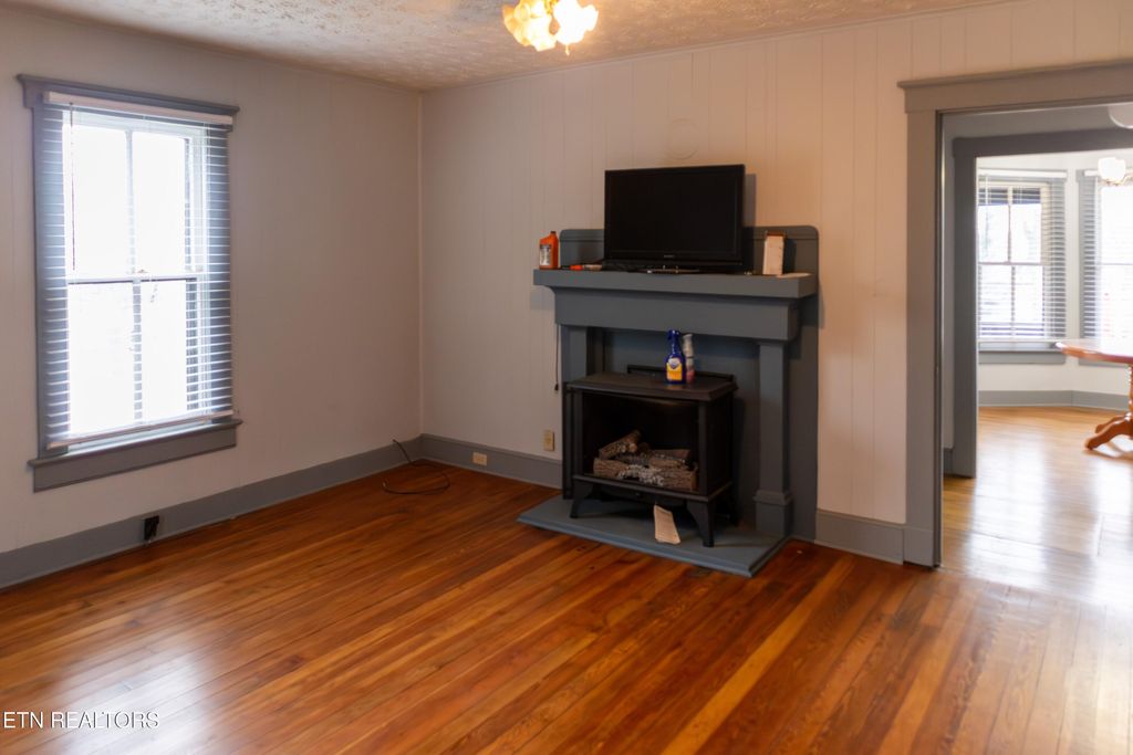 Photo of 136 Riverview St, Newport, TN 37821 (MLS # 1323961)