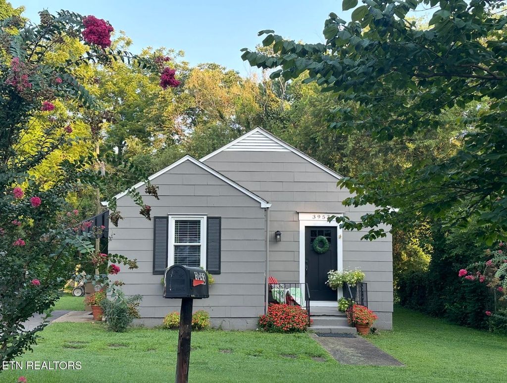 Photo of 3953 Greenleaf Ave, Knoxville, TN 37919 (MLS # 1321331)
