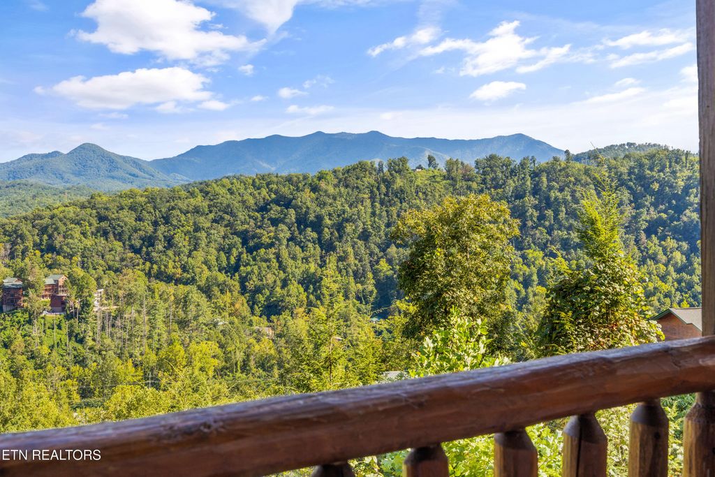 Photo of 648 Park Vista Way, Gatlinburg, TN 37738 (MLS # 1311584)
