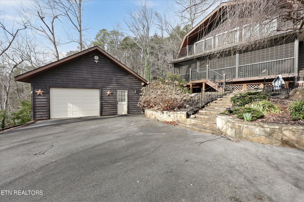 Photo of 326 Overview Drive Drive, Gatlinburg, TN 37738 (MLS # 1326919)
