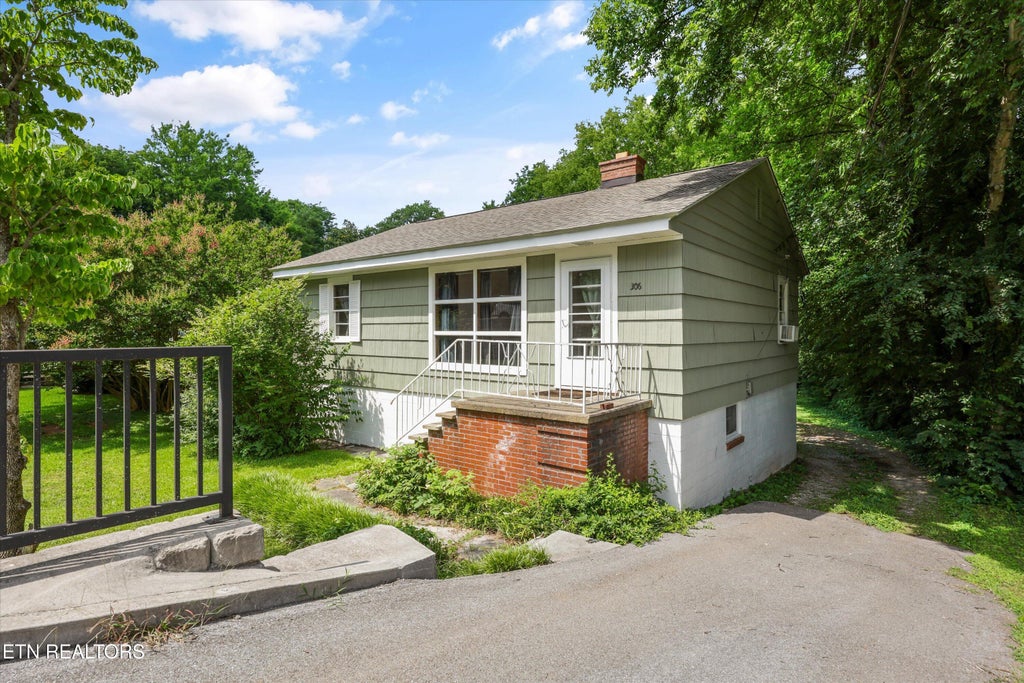Photo of 306 S Cedar St, Maryville, TN 37803 (MLS # 1346675)