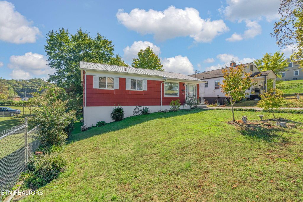 Photo of 906 Cumberland St. St, Harriman, TN 37748 (MLS # 1318697)