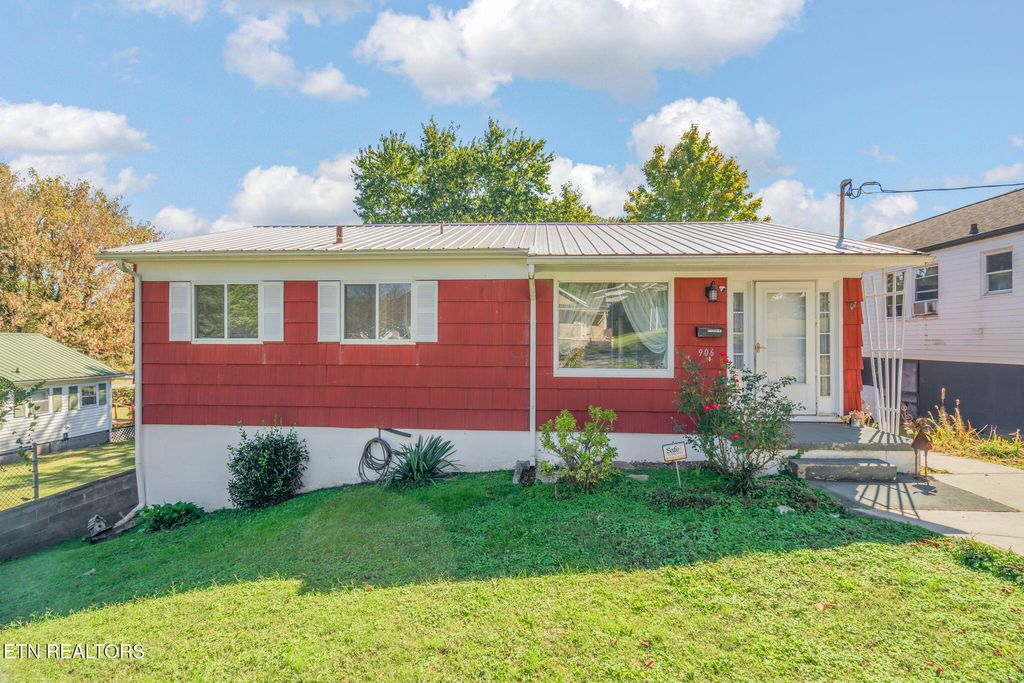 Photo of 906 Cumberland St. St, Harriman, TN 37748 (MLS # 1318697)