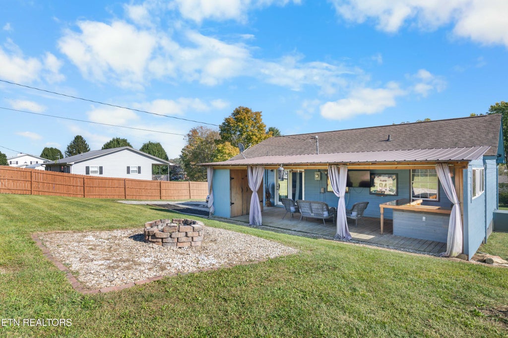 Photo of 168 Pack St, Jacksboro, TN 37757 (MLS # 1359120)