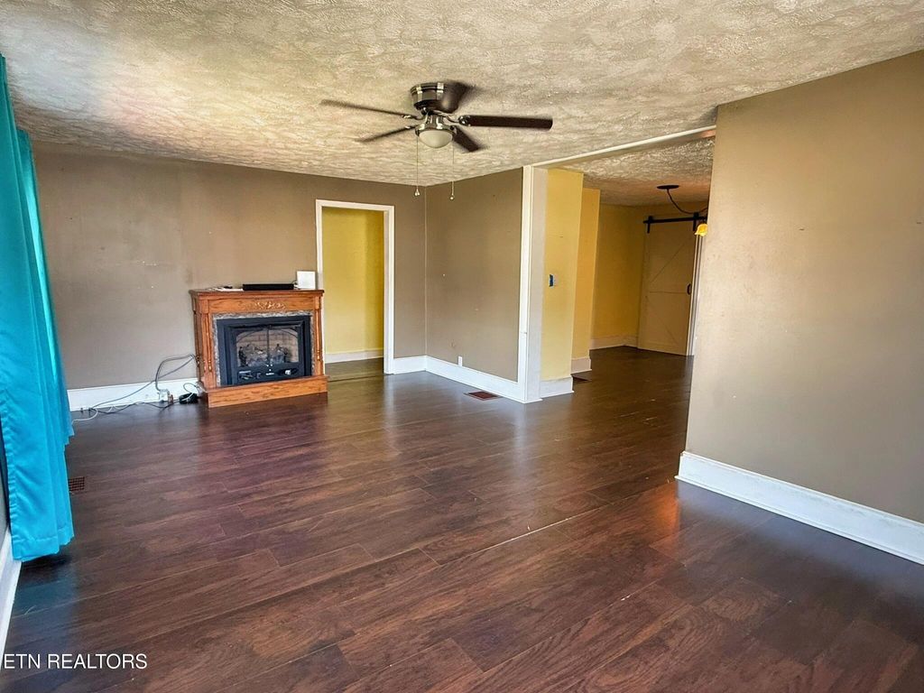 Photo of 206 E Chestnut St, LaFollette, TN 37766 (MLS # 1329201)