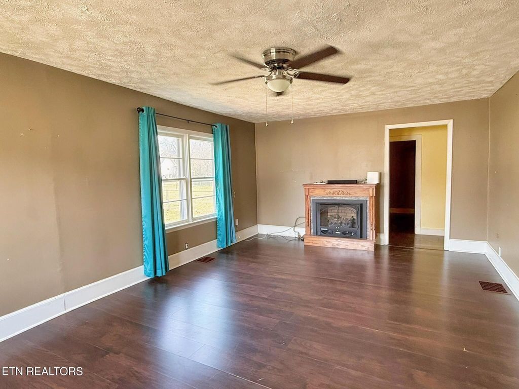 Photo of 206 E Chestnut St, LaFollette, TN 37766 (MLS # 1329201)