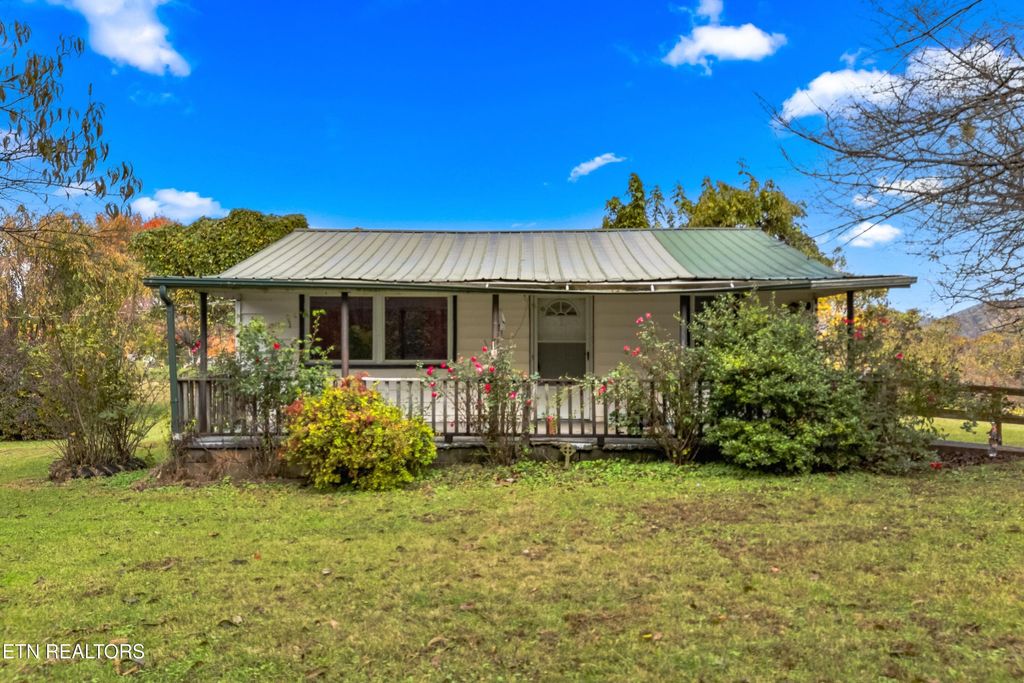 Photo of 320 Epperson Circle Circle, Tazewell, TN 37879 (MLS # 1320298)