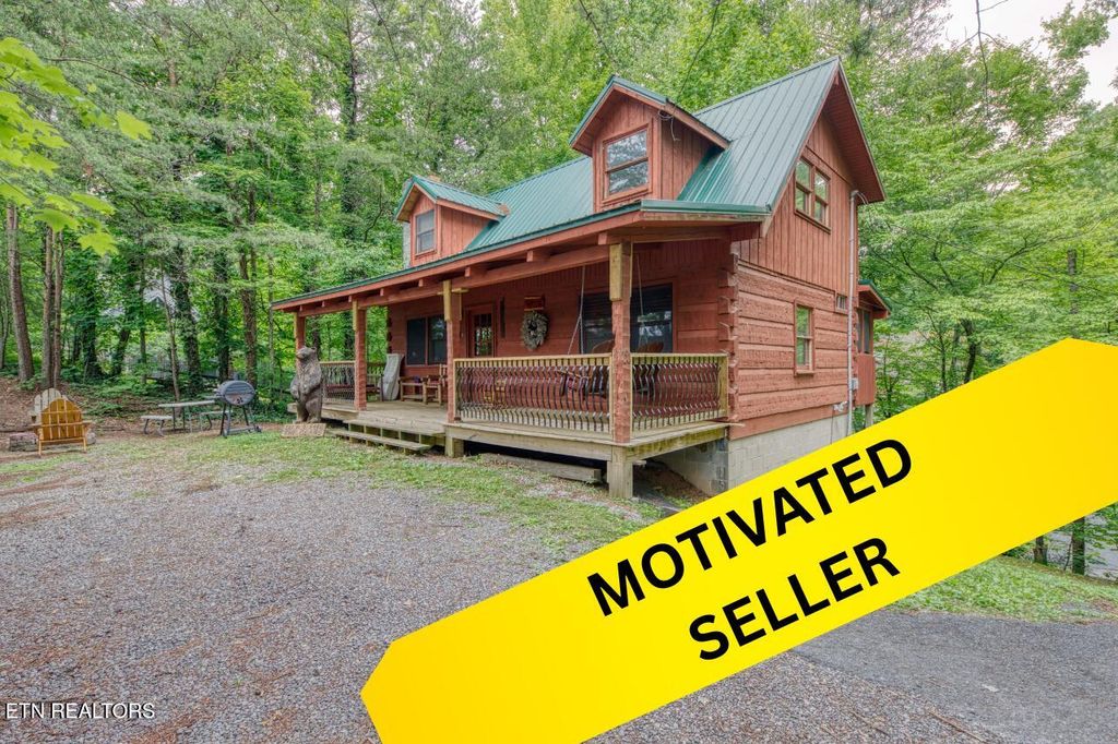 Photo of 1136 E Foothills Drive, Gatlinburg, TN 37738 (MLS # 1331005)