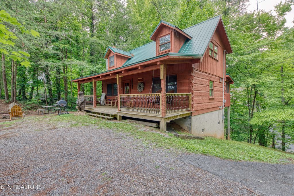 Photo of 1136 E Foothills Drive, Gatlinburg, TN 37738 (MLS # 1331005)
