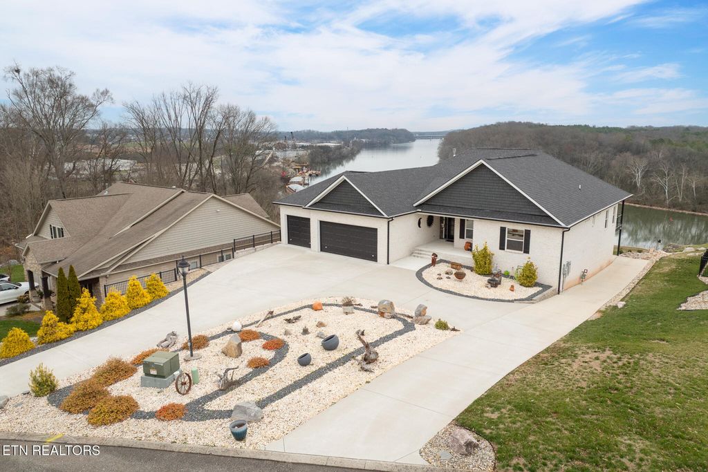 Photo of 205 Waters Edge Way, Lenoir City, TN 37771 (MLS # 1332368)