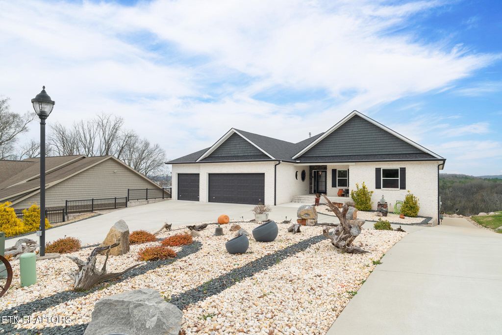 Photo of 205 Waters Edge Way, Lenoir City, TN 37771 (MLS # 1332368)