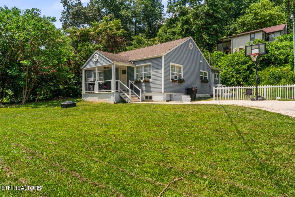 Photo of 632 W Tri County Blvd, Oliver Springs, TN 37840 (MLS # 1327968)