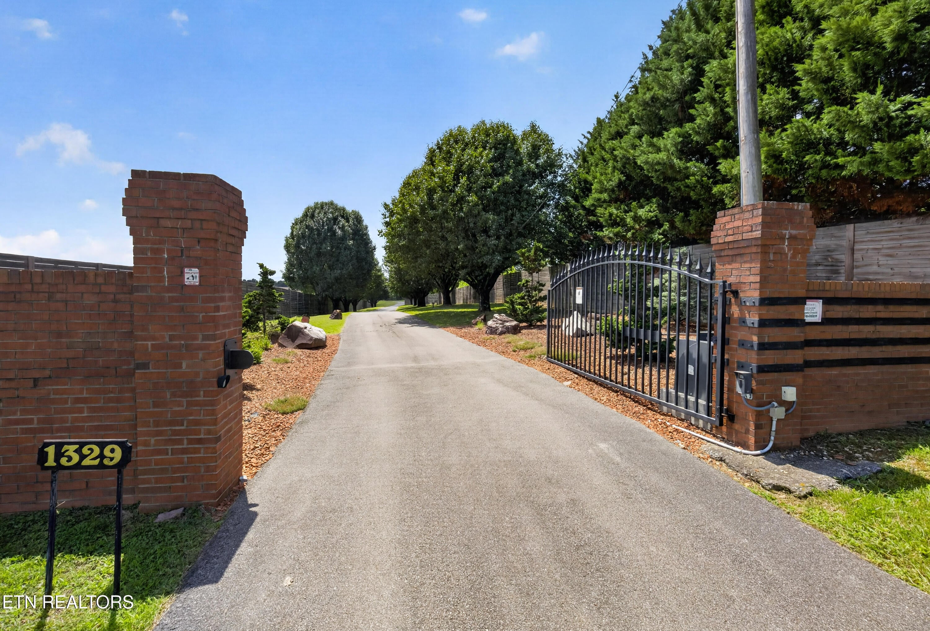 1329 W Hunt Rd